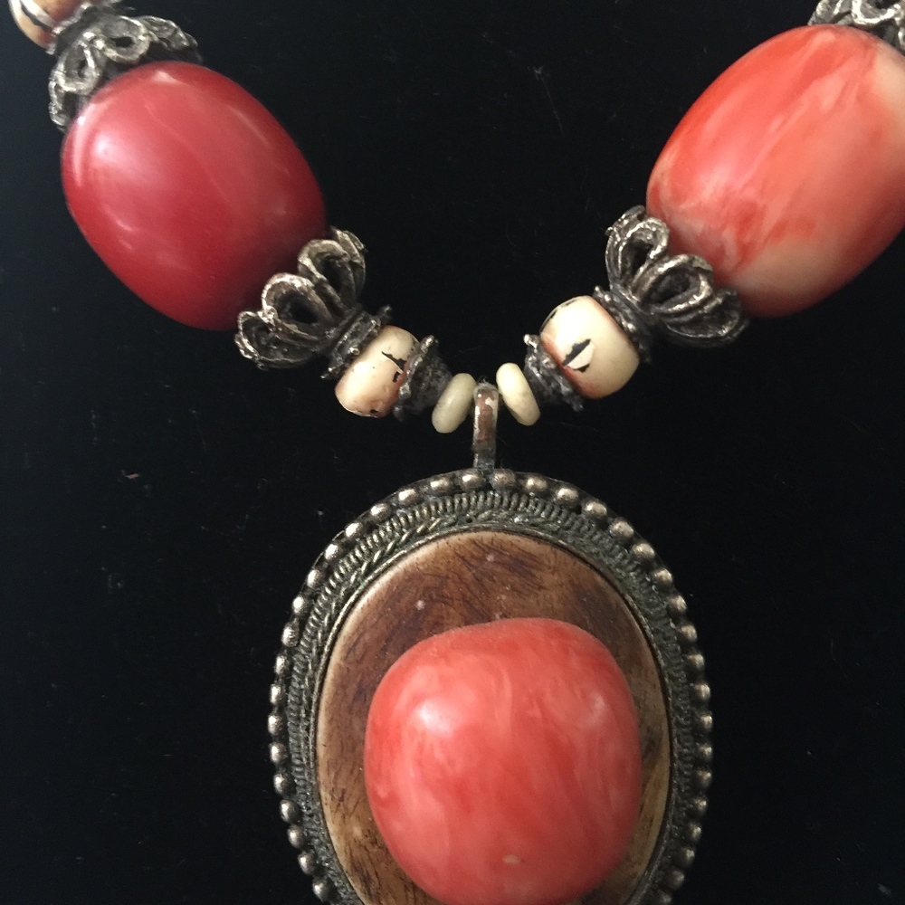 Large pendent necklace with large beads - Picture 3 of 7